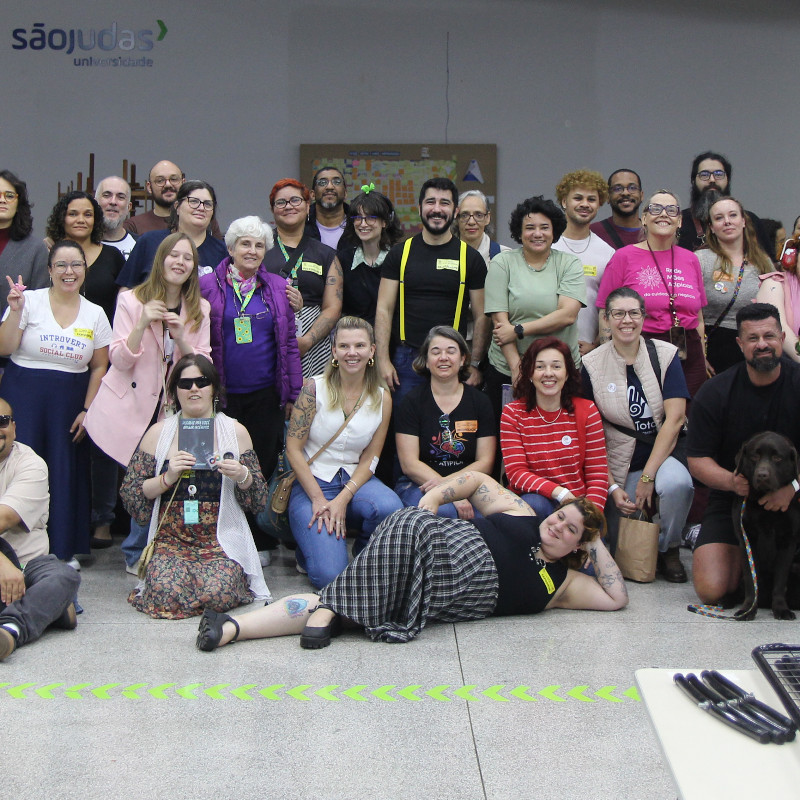 um grupo de pessoas em juma convenção sobre direitos PcD